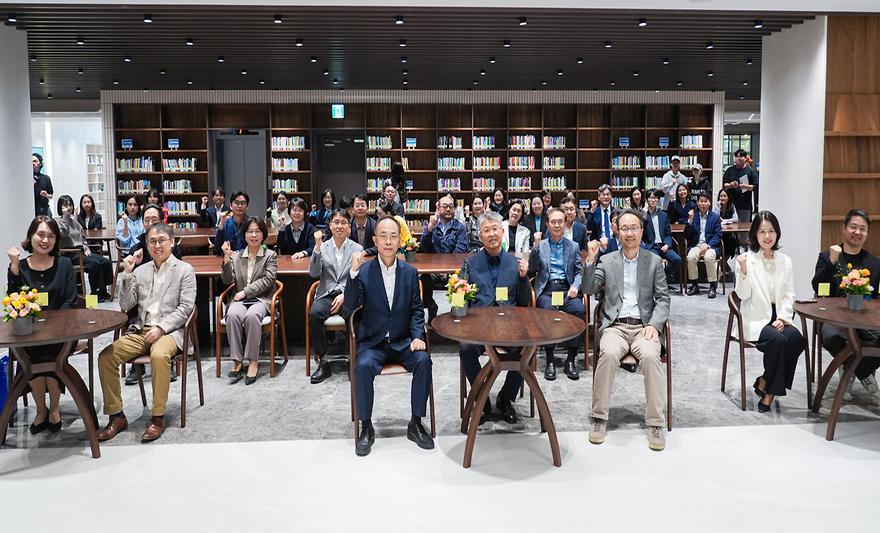 '라이브러리 라운지 오픈 기념 행사 참석